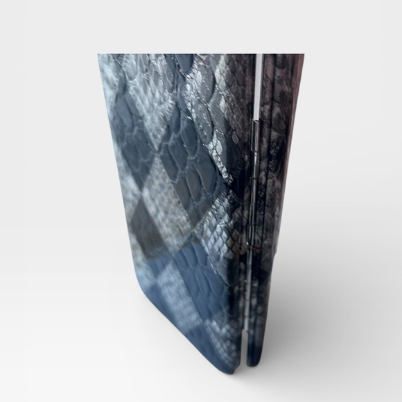 Elegant Black and Silver Checkered Wallet - Picture 5 of 7